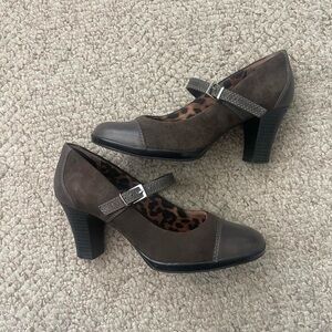 Clark's women’s size 8M Mary Jane block heels pumps